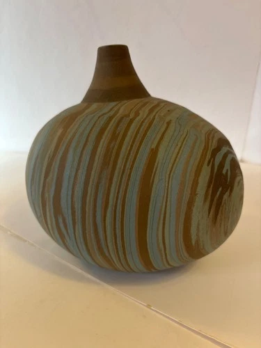 Modern hand swirl pottery vase Abe Cohn  7.5”T 7"L  tanblue mark 218 like Niloak
