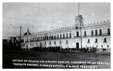 Colocación de ataúdes en el palacio para los cuerpos del teniente postal RPPC