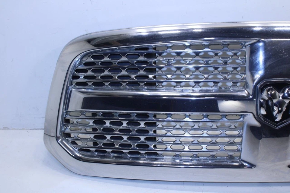 Ram 1500 Laramie 2013-18 parachoques delantero rejilla radiador con emblema 13DSAC0020AB OEM Foto 2 de 4