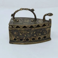 SOLID BRASS COAL SAD IRON EMBOSSED RUSTIC FARMHOUSE DECOR DOORSTEP 5.5" ITALY