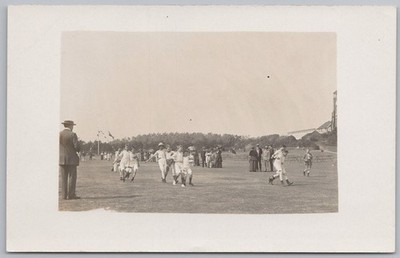 ROTTINGDEAN St. Aubyn Schule Sporttag dreibeiniges Rennen RP Postkarte von Bowles