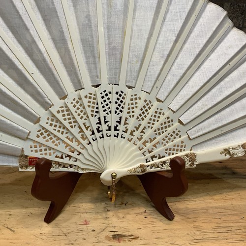 Ventaglio pieghevole vintage Spagna seta tenuto a mano dipinto a mano firmato decorazione celluloide con copertina - Foto 18 di 24