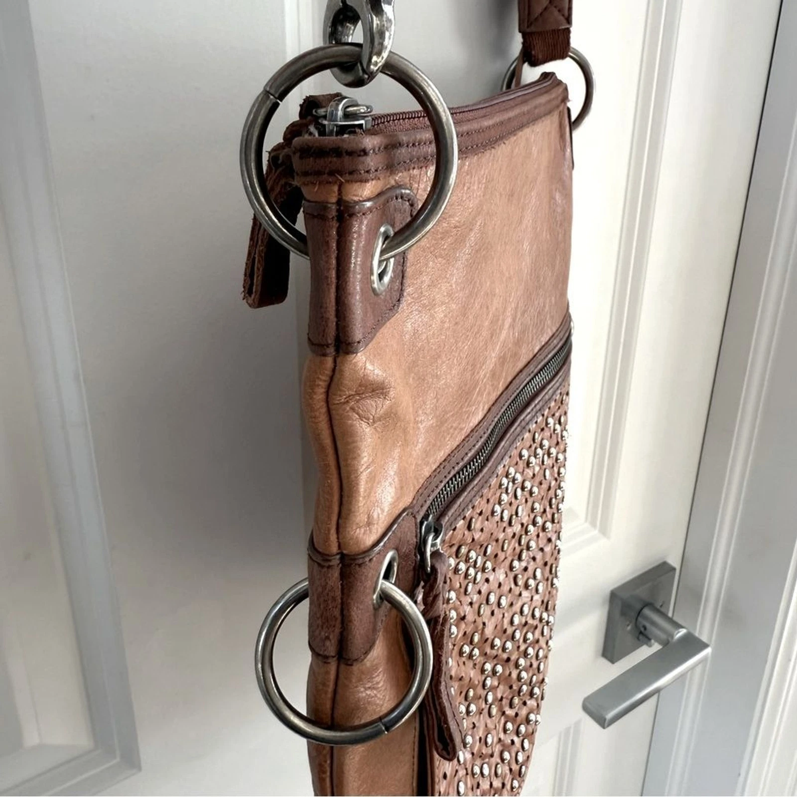 Borsa a tracolla The Sak in pelle rivettata oro argento