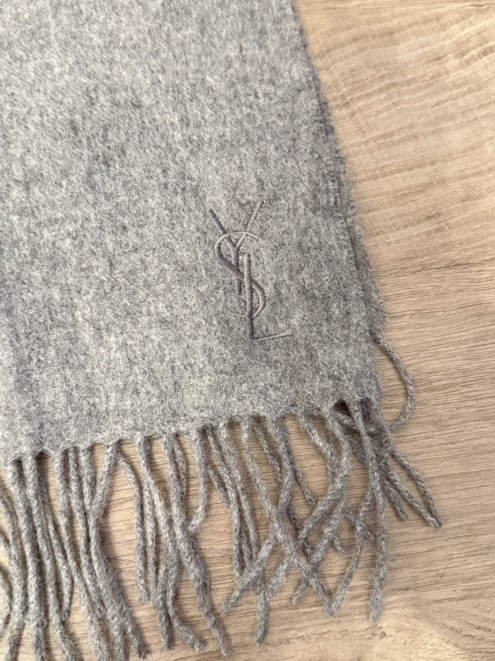 Bufanda Yves Saint Laurent gris con flecos 100 % lana 65x12 YSL logotipo de gran tamaño RARA Foto 2 de 4