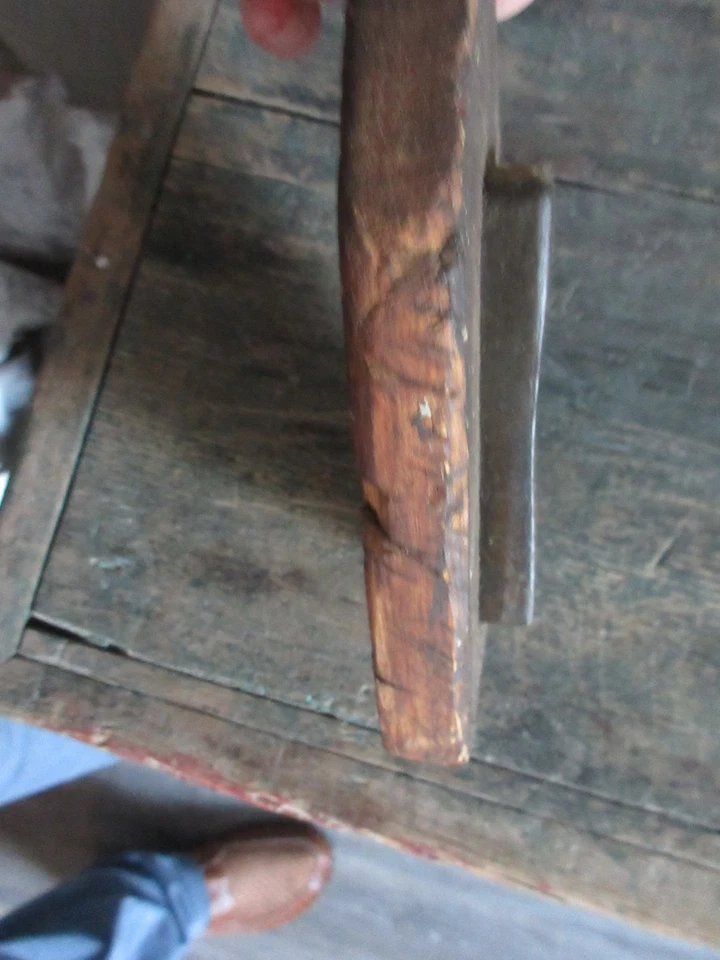 Antigua piedra de afilar cuchillos con base de madera y mango de asta herramienta afiladora de cuchillos Foto 4 de 4