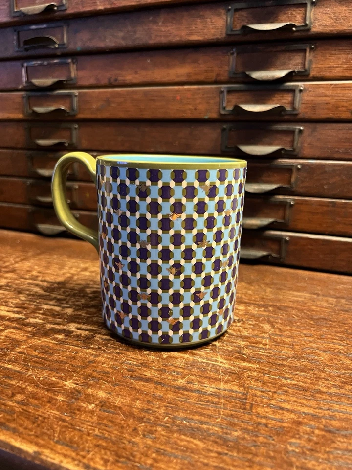 Taza de gres Anthropologie Parker monograma geométrico “T” verde púrpura naranja casi nueva Foto 3 de 4
