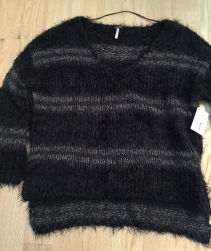 NUEVO CON ETIQUETAS $118 Suéter Free People Linus Rayas Negro Gris Tejido Cuello en V S - Imagen 2 de 8