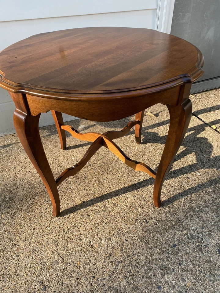 Hermosa mesa de acento/extremo redondo francés Ethan Allen Country #26-8204 #216 (B) Foto 2 de 4