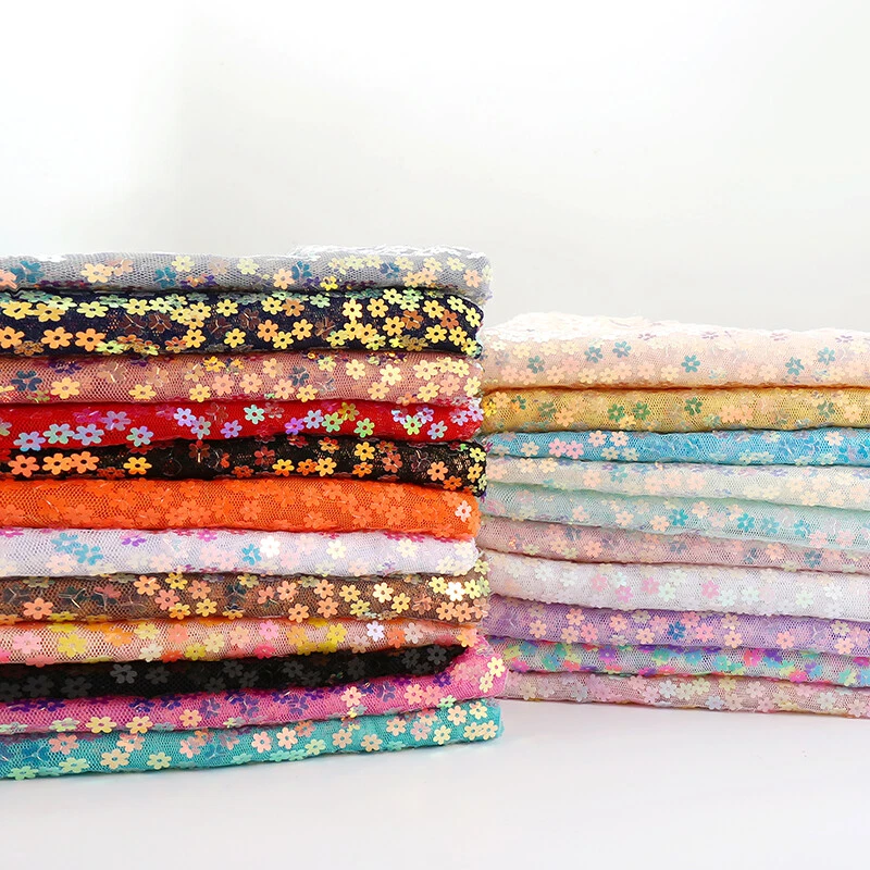 Tela de lentejuelas en forma de flor floral brillante brillante vestido de costura de fondo Foto 3 de 4