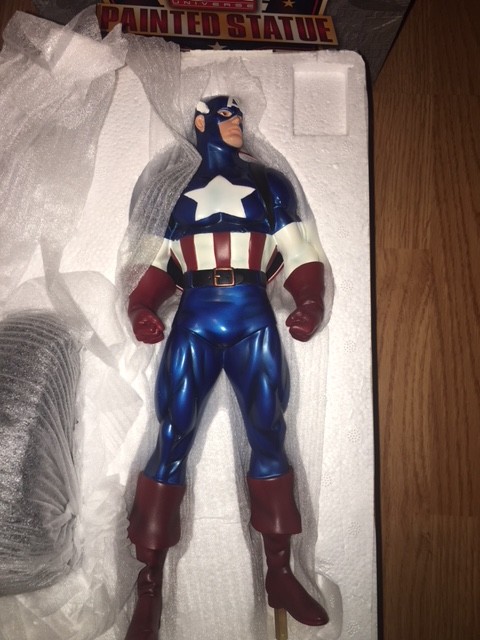Statues Bowen avec captain america