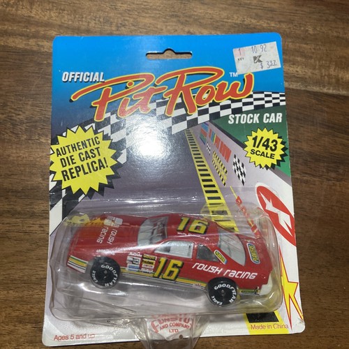 FILA OFICIAL DE PIT, ESCALA 1/43, RÉPLICA AUTÉNTICA FUNDIDA A PRESIÓN, #16 WALLY DALLENBACK JR - Imagen 2 de 3