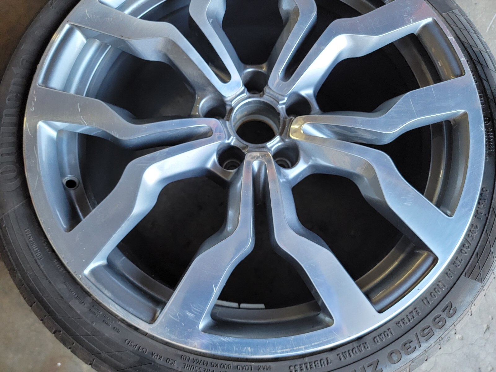 AUDI R8 FRONT RIM WHEEL WITH TIRE OEM 420601025AN 10-15