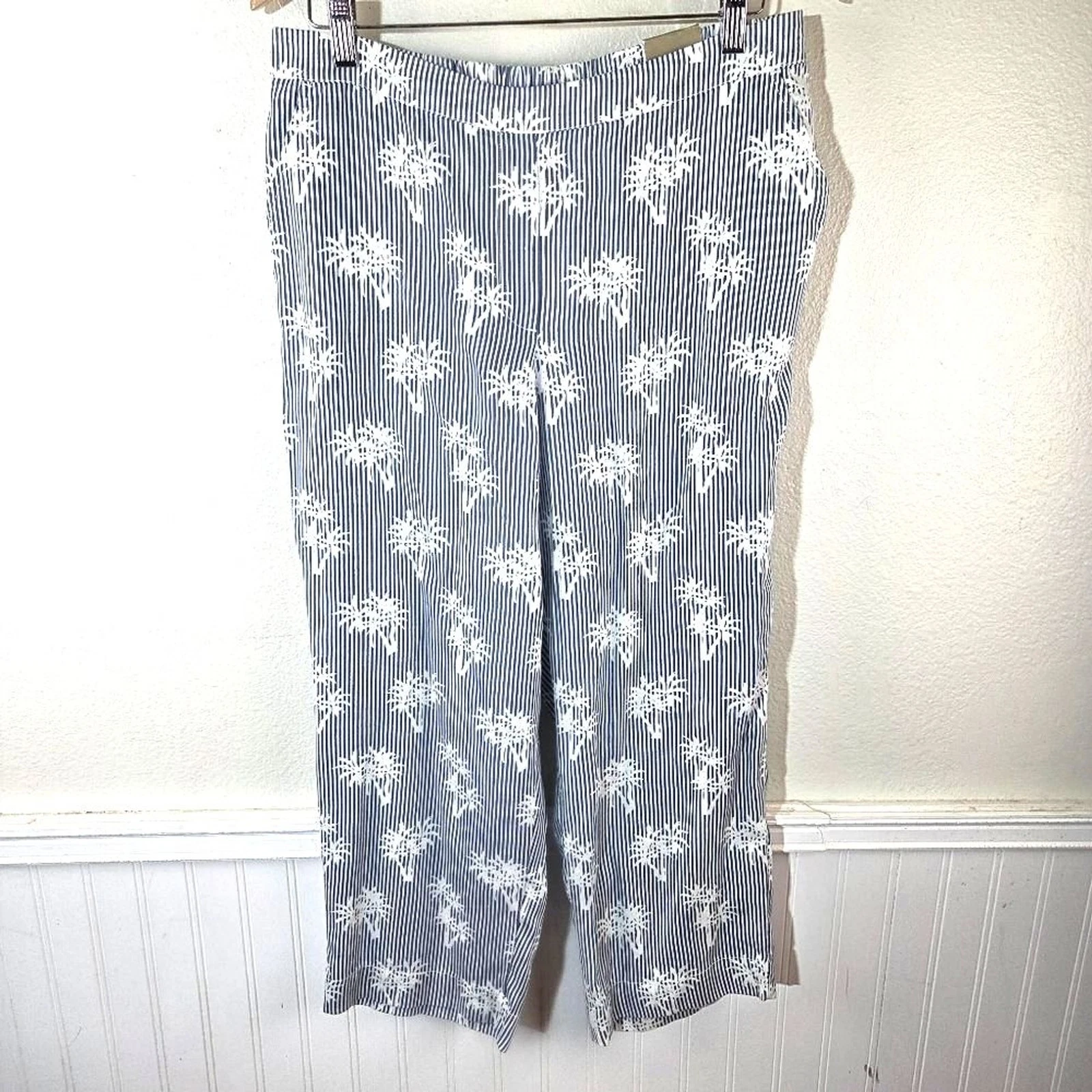 Chico's NWT Women's Blue and White Striped Floral Plam Tree Capri Pants Sz 8
