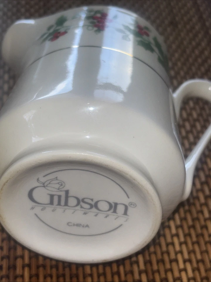 Gibson Christmas Holly Berry Sugar Bowl con Tapa y Juego de Jarra Crema Foto 3 de 4