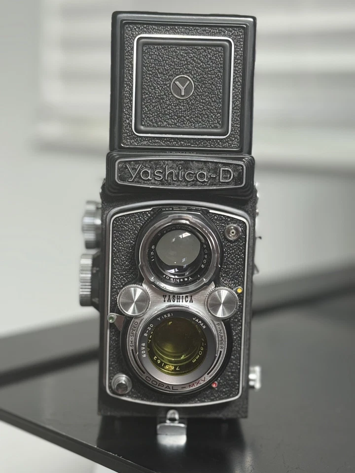 Cámara fotográfica Yashica-D TLR 80 mm 1:3,5 lente Yashinon usada negra.    Foto 2 de 4