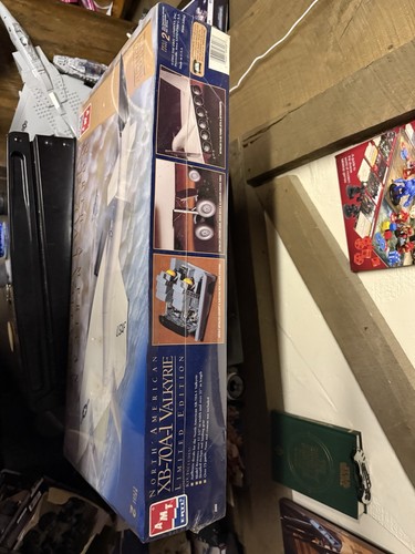 AMT / ERTL 1/72 Scale North American XB-70A-1 Valkyrie Airplane Model 8908 (New) - Picture 2 of 3