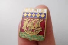 badge pin badge PARIS crest coat of arms fleur de lys boat