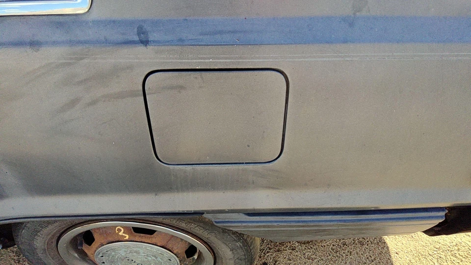 Toyota Camry 1986 puerta del tanque de combustible con bisagra tapa de gasolina OEM relleno gris Foto 3 de 4