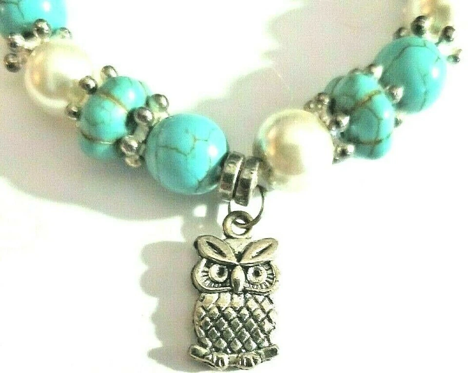 Pulsera de metal con tema de búho elástico con piedras de mármol azul/verde, blanco y metal Foto 3 de 4