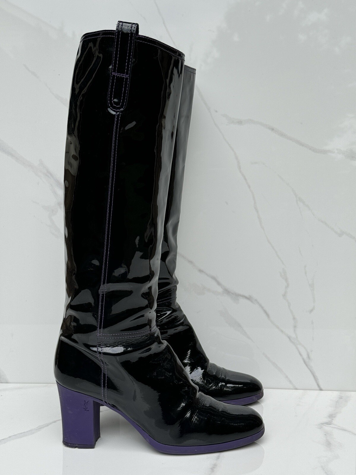 Yves Saint Laurent YSL donna taglia 40 al ginocchio vernice pelle viola lucido