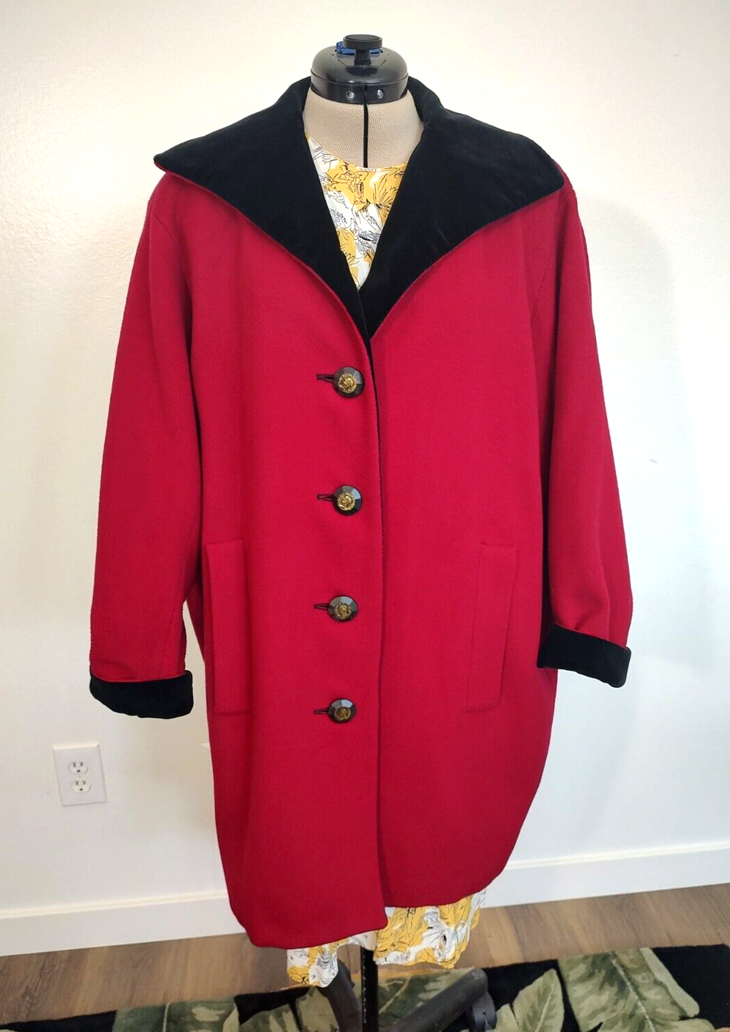 Cappotto da donna vintage Yves Saint Laurent Rive Gauche in lana rossa e velluto nero taglia 9