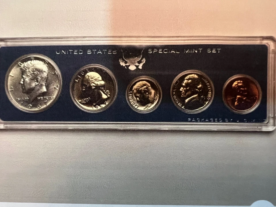 1967 UNITED STATES MINT SPECIAL MINT SET WITH ORIGINAL GOVERNMENT PACKAGING. - Image 3 of 4
