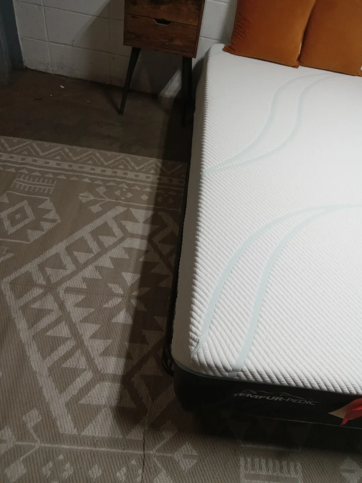 Tempurpedic | Pro Adapt | Medium 12'' | Twin XL Mattress - Image 2 of 3