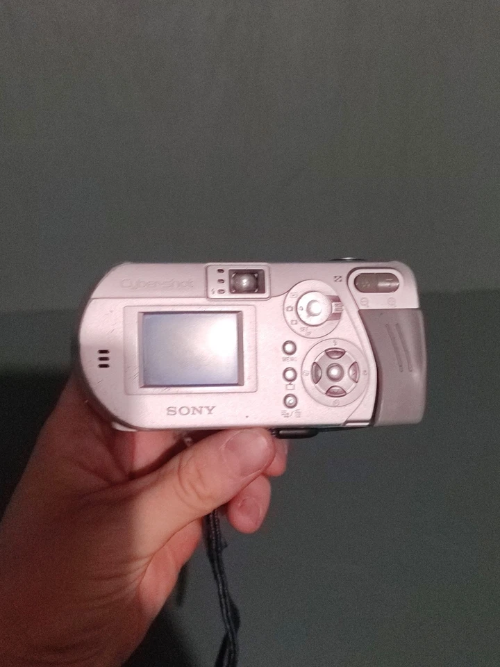 Sony Digital Camera Cybershot DSC-P72 3.2MP Silver Tested - Image 4 of 4