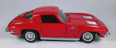 Vintage Revell 1963 Corvette Stingray Split-Window Diecast Car, 1/24 Scale.