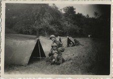 PHOTO ANCIENNE - VINTAGE SNAPSHOT - MILITAIRE CAMP TENTE ARME FUSIL DRÔLE-WEAPON