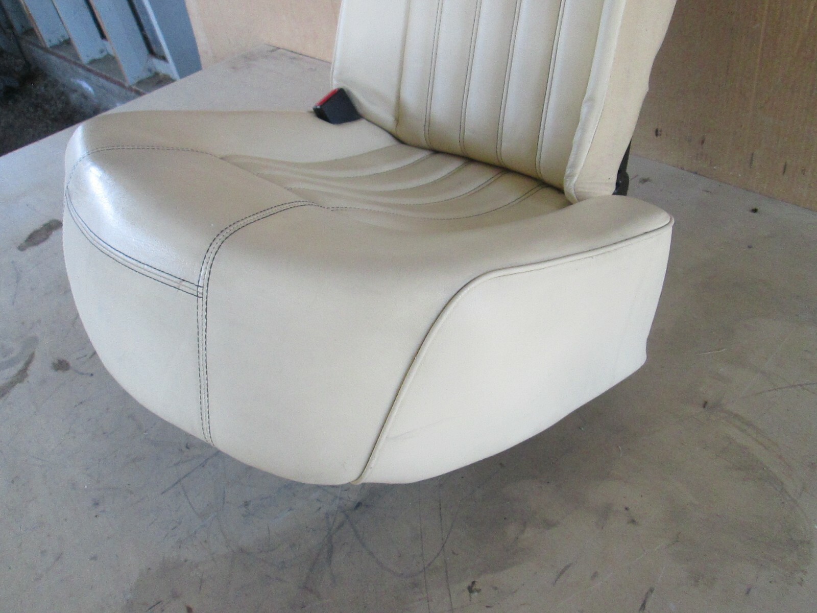 Maserati Quattroporte - LH Rear Seat w/ Rails / Guides Avorio