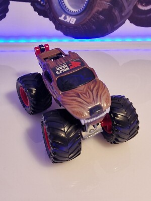 Monster Jam Monster Truck Wolf's Head Motor Oil  1:64