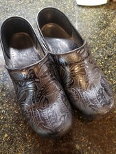 Dansko Women  s Black Floral Tooled Professional Clog Shoes Size EU 38