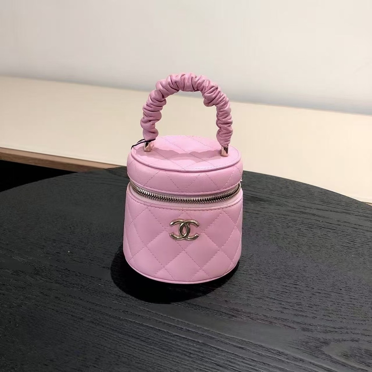 CHANEL BEAUTE ミニバニティ Chanel Mini Vanity Case with Ruched Handle in Quilted Lambskin | eBay