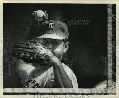 1972 Press Photo Astros' manager Grady Hatton pitching practice for team.