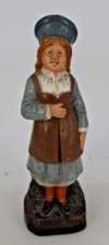 Stołowy pojemnik na zapałki dziewczęcy w odzieży roboczej ceramika około 1880 roku (101782)