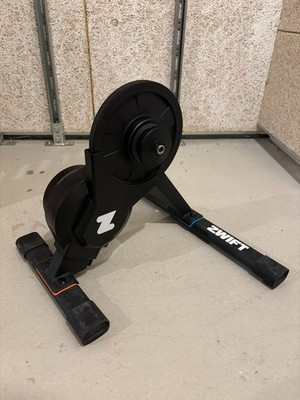   Zwift Hub One Smart Trainer inkl. Cog & Click + Zubehör   Top Zustand