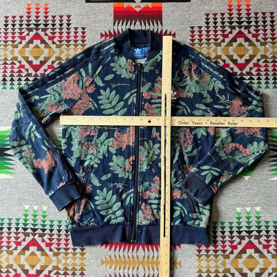 Jaqueta de atletismo Adidas feminina grande floral zíper completo bombardeiro trevo logotipo colorido D5 - Imagem 3 de 4