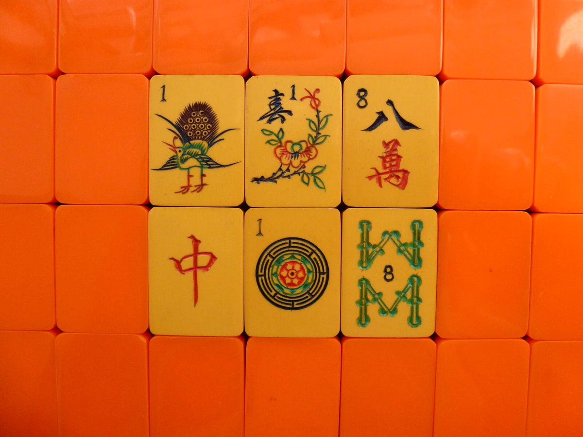 Vintage mah jong set Bakelite two-tone 148 orange wafer backed