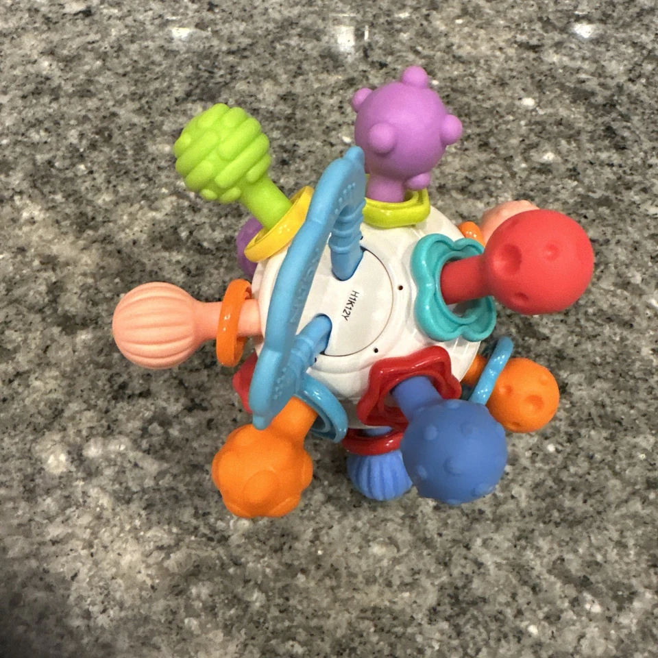 Nuby 纹理扭球婴儿牙胶玩具带五颜六色的摇铃 — 第 2/4 张图片