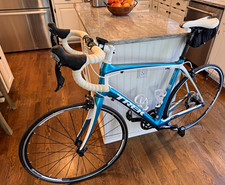 New only 5 rides - Trek Domane 4.3 Road Bike 56.7cm 700C Blue/White Rim Brake