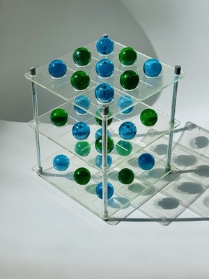 70er Jahre 3D Lucite Tri-Tac-Toe Spiel mit blauen & grünen Glasmurmeln