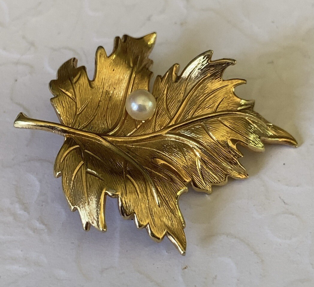 VINTAGE 1965 CHRISTIAN DIOR GROSSE GERMANY BROOCH Maple Leaf VINTAGE 1965 CHRISTIAN DIOR GROSSE GERMANY BROOCH Maple Leaf