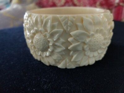 VINTAGE  WIDE SOFT CREAMY TONE CARVED CELLULOID SUN FLOWER PLASTIC  BRACELET