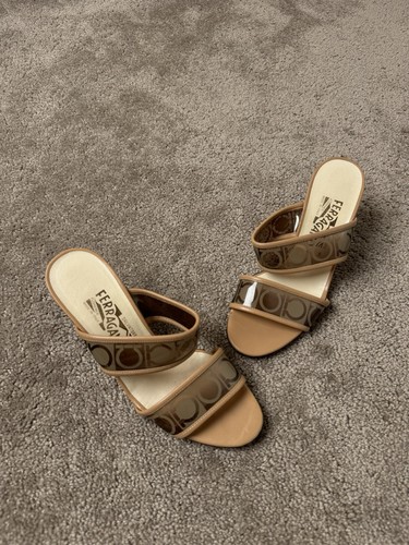 Vintage Salvatore Ferragamo braun beige durchsichtige Riemen Slipper Sandalen-Größe 6