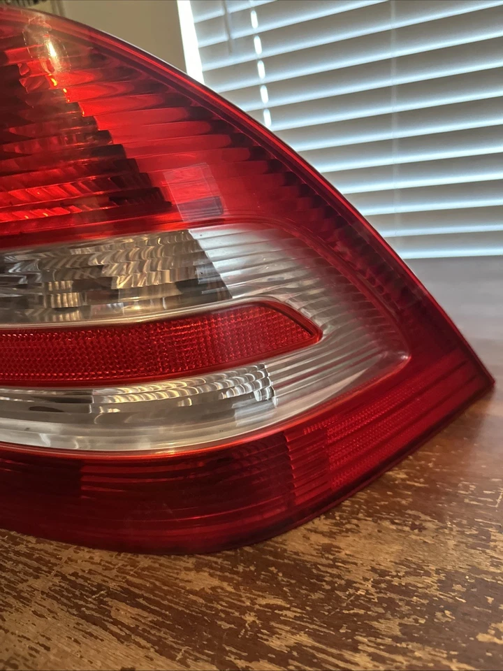 Luz trasera derecha del pasajero Mercedes Benz W203 C230 C320 2005-2007 OEM.U Foto 3 de 4