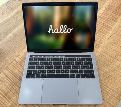 APPLE MacBook Pro MR9V2D/A 13.3 Zoll Display Core i5 8GB RAM 512GB silver
