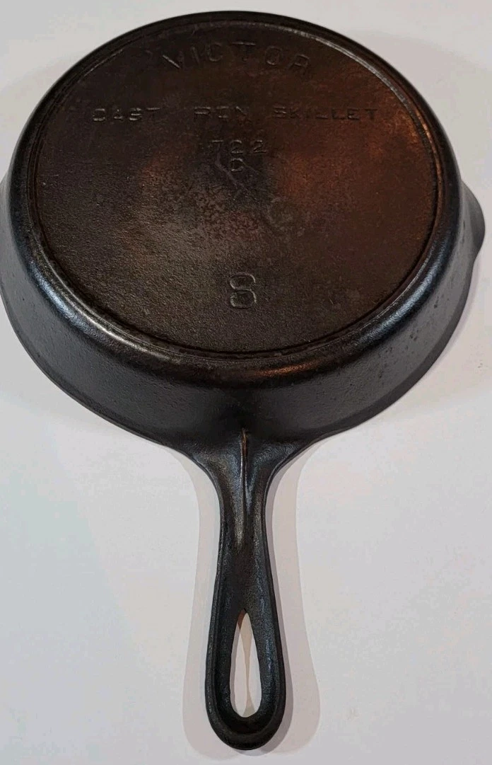 VICTOR #8 Cast Iron Skillet 722C Double Pour Spout 10 Inch