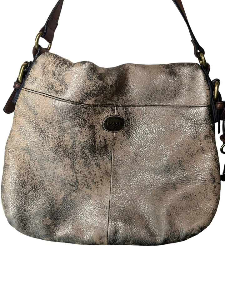 Bolso de hombro plegable de cuero marrón dorado metálico Fossil Foto 2 de 4