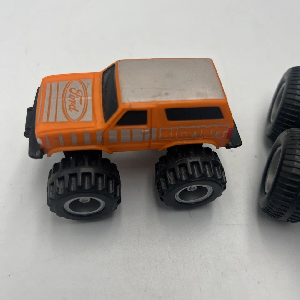 "3 Monster Truck Bigfoot McDonald's 1987 vintage juguete de plástico azul Happy Meal 3""" Foto 2 de 4